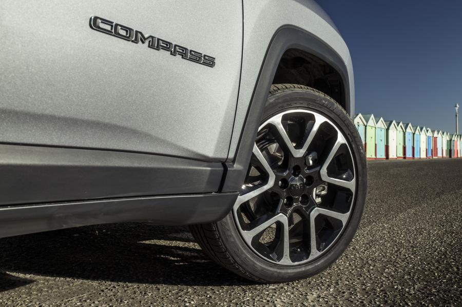 Детали экстерьера Jeep Compass Limited (MP) 2018 года  (UK) (фото 15 из 20)